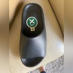 Yeezy Onyx Slides Size 6 Men